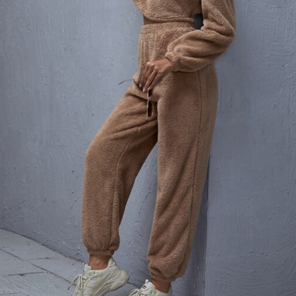CASUAL DOLLZ Cropped Pullover & High-Rise Joggers - Picture 5 of 8